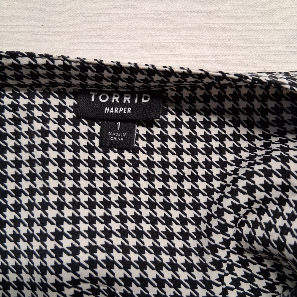 torrid Black and White Houndstooth V-Neck Blouse - Picture 12 of 14